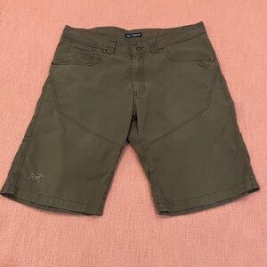 Arc'teryx Men's green / Olive Cargo Shorts W34L11.5